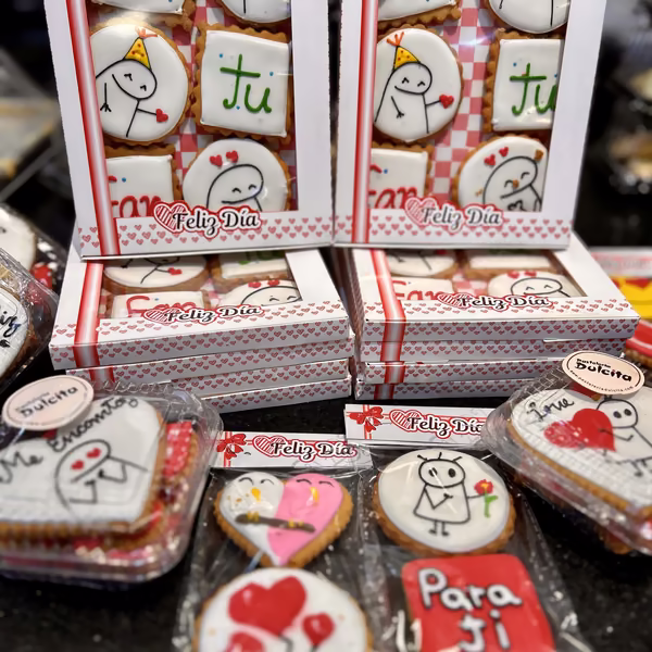 Galletas decoradas para Amor y Amistad empacadas individualmente por Pastelería Dulcita en Bogotá