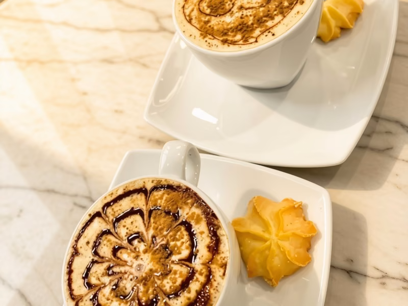 Capuchino de la cafetería en la sede Fontibón de Pastelería Dulcita, Bogotá