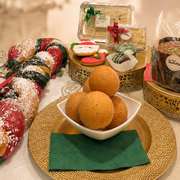 Variedad de detalles navideños de Pastelería Dulcita: pan trenzado, buñuelos y postres empacados en Bogotá