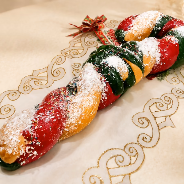 Pan navideño trenzado decorado con azúcar glas de Pastelería Dulcita en Bogotá