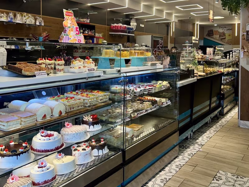 Vitrina y salón de Pastelería Dulcita sede Calle 72 (Engativá), Bogotá