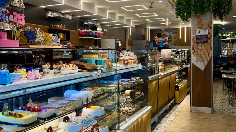 Vitrina y salón de Pastelería Dulcita sede Calle 72 (Engativá), Bogotá