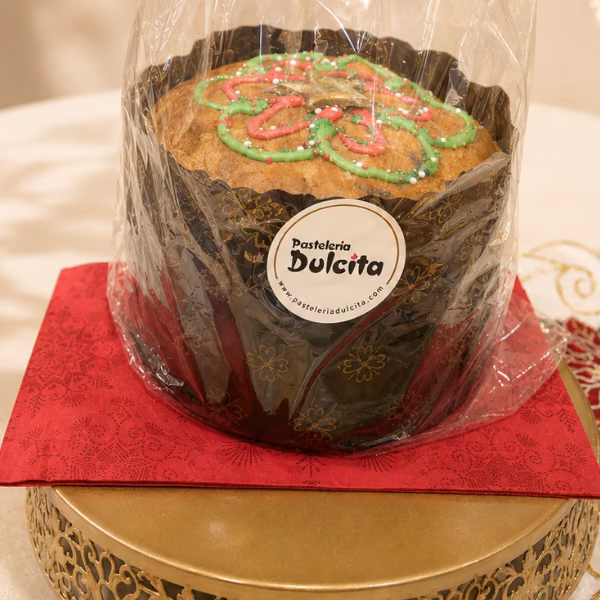 Postre navideño individual empacado con logo de Pastelería Dulcita en Bogotá