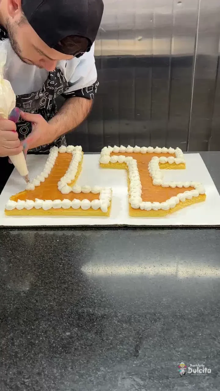 Decoración de una torta de grados personalizada en Pastelería Dulcita, Bogotá